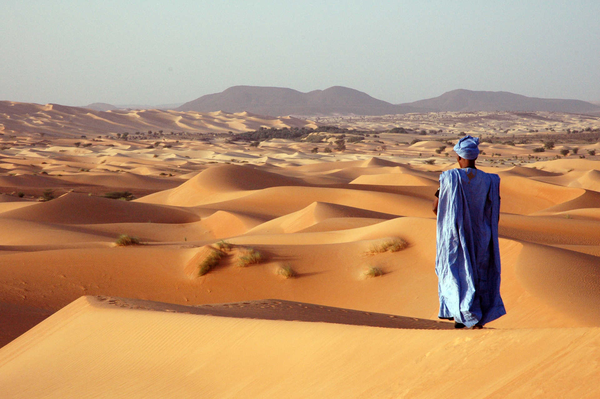 touareg-observant-le-coucher-de-soleil-sur-les-dunes-en-mauritanie-martin-laprade-nicolas-8054